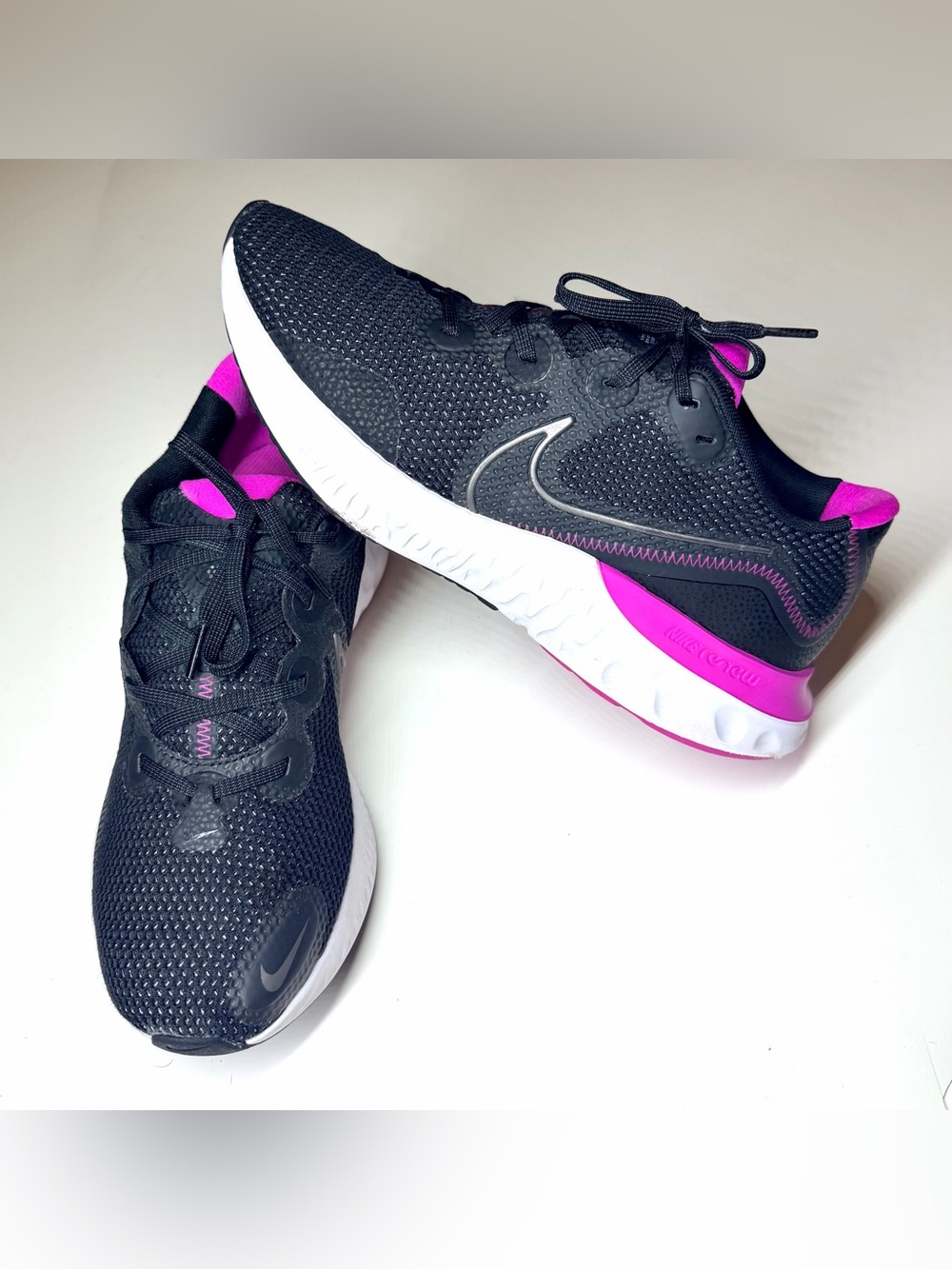 NIKE WOMEN’s RENEW RUN ATHLETIC SKEANERS  BLACK/PINK SIZE- 11